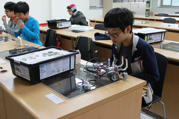 ▲ 글로벌브릿지 정보영재교육원 소속 학생들이 IT관련 수업을 받고 있다.ⓒ대구대 제공