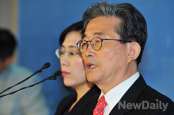 ▲ 27일 국회 기자회견장에서 새누리당의 공무원연금 개혁안을 발표하고 있는 이한구 공무원연금 제도개혁 TF 위원장(오른쪽)과 김현숙 원내대변인. ⓒ뉴데일리 이종현 기자