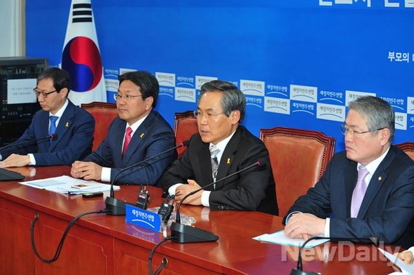 ▲ 27일 국회 원내대표회의실에서 공적연금 TF 1차 회의를 열고 있는 새정치민주연합 우윤근 원내대표와 강기정 TF 위원장. ⓒ뉴데일리 이종현 기자