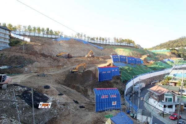 ▲ 소음을 막고자 설치한 에어펜스. 이마저도 듬성듬성 설치되어 있어 실효성이 의문시된다.ⓒ 조갑제닷컵