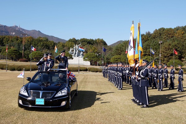 ▲ 풀포드 참모총장이 정경두 공군참모차장과 함께 의장행사에 참여해 열병하는 모습.ⓒ공군