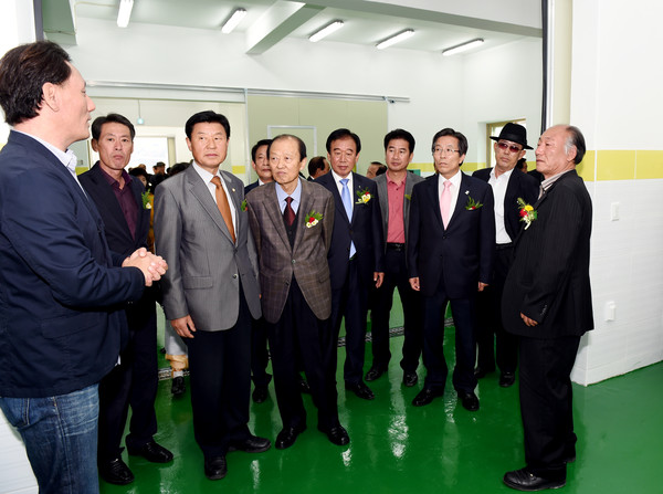 ▲ 호산춘 제조공장 준공식에 고윤환 문경시장 등이 참석해 관계자 얘기를 듣고 있다.ⓒ문경시 제공