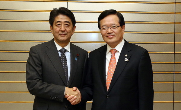 ▲ 27일 오후 도쿄 총리대신 관저에서 아베 신조 일본 총리(왼쪽)와 만난 정의화 국회의장. ⓒ국회 대변인실 제공