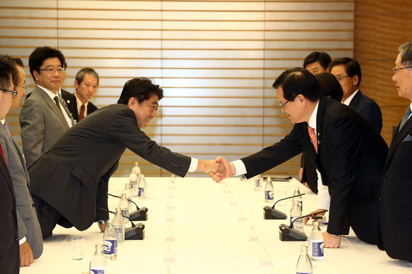 ▲ 아베 신조 일본 총리와 정의화 국회의장이 27일 오후 도쿄 총리대신 관저에서 회견하기에 앞서 악수를 나누고 있다. ⓒ국회 대변인실 제공