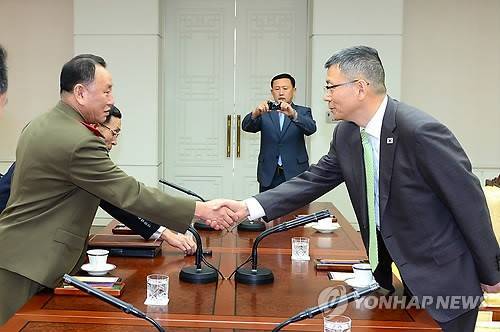 ▲ 남북군사당국자 접촉에 나선 류제승(右) 국방부 국방정책실장과 김영철 국방위원회 서기실 책임참사 겸 정찰총국장이 지난 15일 오전 판문점 우리 측 평화의 집에서 악수하고 있다. ⓒ연합