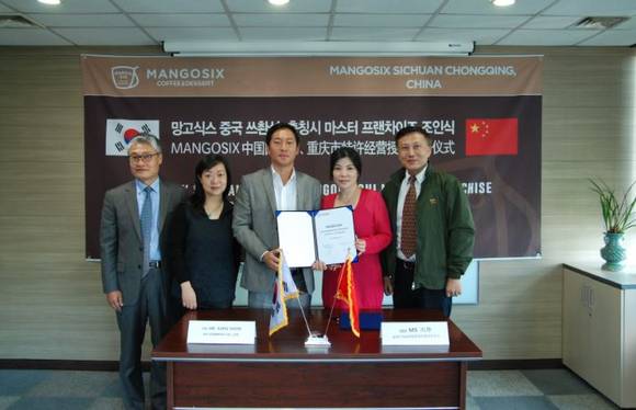 ▲ 망고식스 중국 쓰촨성, 충칭 MF 체결식. 왼쪽부터 망고식스 홍탁성 사장(미국법인장), 청두망궈신캐스관리유한공사 양쉬휘(Queenie Yang), 망고식스 강훈 대표, 청두망궈신캐스관리유한공사 펑정(Jane Feng), 리지단(jack Li)