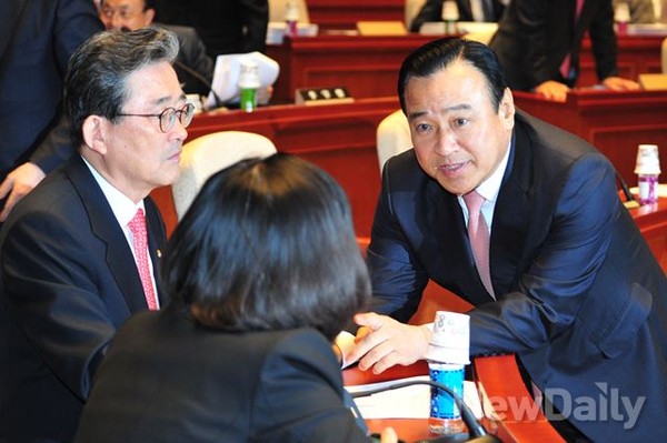 ▲ 전날 발표된 공무원연금 개혁안을 논의하기 위해 28일 소집된 새누리당의 의원총회에 앞서 이완구 원내대표가 공무원연금 제도개혁 TF를 이끈 이한구 위원장 및 김현숙 간사와 인사를 나누고 있다. ⓒ뉴데일리 이종현 기자