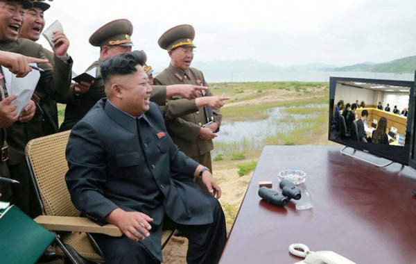 ▲ 김정은 정권의 편집증이 갈수록 심해지는 분위기다. 에볼라 바이러스 대응책도 그 연장선으로 보인다. ⓒ김정은이 군사훈련을 지도하는 모습을 해외 네티즌이 합성한 사진.