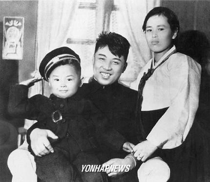 ▲ 김일성이 당시 세살인 아들 김유라(김정일)를 안고 찍은 사진. 옆은 아내 김정숙.ⓒ연합뉴스