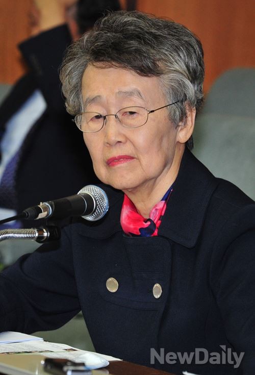▲ 22일 KBS에 대한 국정감사에 참고인 자격으로 출석해 대한민국의 정통성을 강조했으나 야당 의원들의 사퇴 공세에 시달리고 있는 이인호 KBS 이사장. ⓒ뉴데일리 이종현 기자