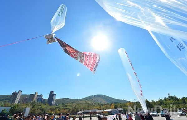 ▲ '자유북한운동연합'과 '바른마음갖기회'는 10월4일 오전 11시, 경기 파주시 탄현면에 있는  주변에서 [대북풍선 날리기] 행사를 가졌다. 2014.10.04 ⓒ 뉴데일리DB