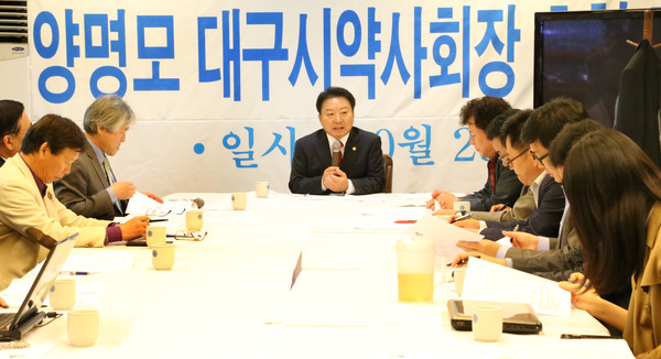 ▲ 양명모 대구시약사회장이 28일 아사이포럼21 토론회에 참석해 의약분업 등 자신의 입장을 밝히고 있다.ⓒ아시아포럼 제공