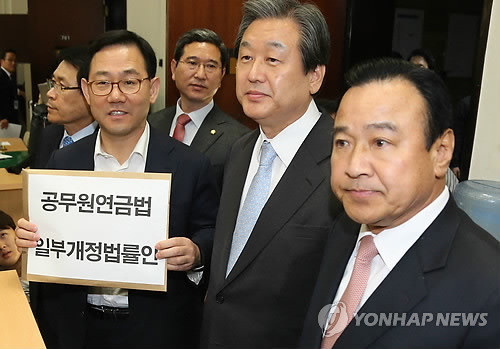 ▲ 새누리당 김무성 대표와 이완구 원내대표, 주호영 정책위의장, 이군현 사무총장, 김학용 대표비서실장 등 지도부가 28일 국회 의안과에서 공무원연금법 개정안을 제출하고 있다.ⓒ연합뉴스