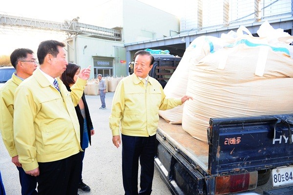 ▲ 박보생 김천시장(제일 오른쪽)이 27일 농업현장을 찾아 애로사항을 청취하고 소통행정에 나섰다.ⓒ뉴데일리