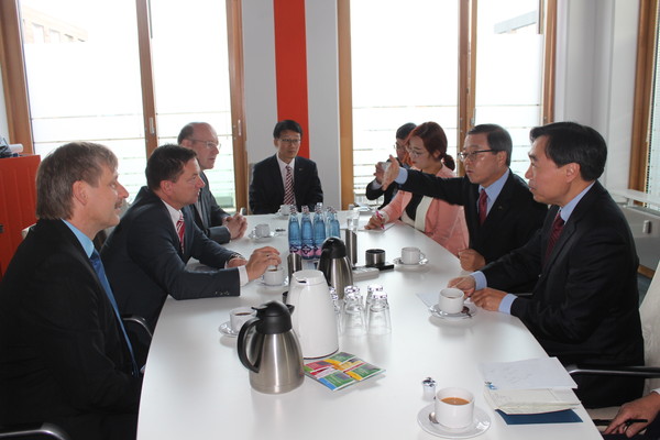 ▲ 구미시 남유진 독일 투자유치단은 올리버 시링(Oliver Syring) 사장과의 단독 면담에서 격년으로 구미시와 볼프스부르크시가 번갈아가며 본 박람회를 개최하는 방안에 뜻을 함께 한 것으로 전해졌다.ⓒ구미시 제공