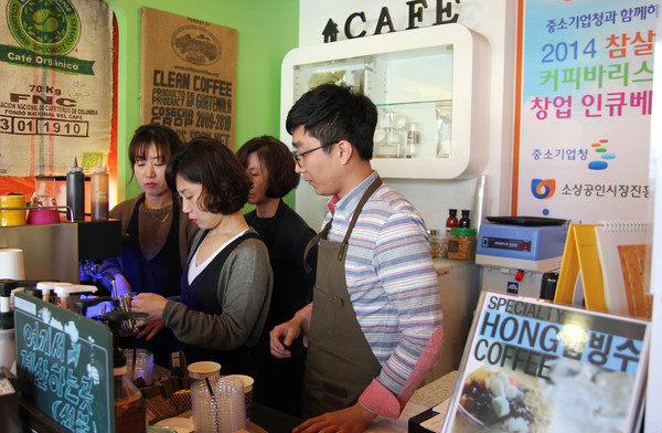 ▲ 대구보건대학교(총장 남성희) 시니어체험관이 중소기업청과 대구시의 지원을 받아 운영하고 있는 참살이 실습터에서 커피바리스타 창취업 인큐베이터를 운영한다.ⓒ보건대 제공