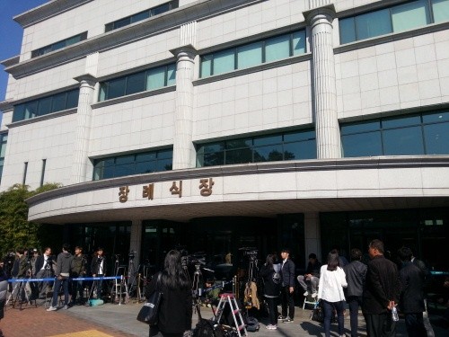 ▲ 28일 서울아산병원 장례식장 현관 앞에 방송사 기자-피디들이 모여 상황을 체크하고 있는 모습.   ⓒ 뉴데일리 조광형 기자