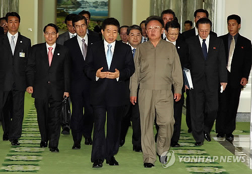 ▲ 지난 2007년 노무현 전 대통령과 북한 김정일이 정상회담을 위해 회동했을 당시 모습. ⓒ연합뉴스 사진 DB