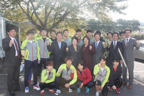 ▲ 이재화 대구시의회 문화복지위 위원장 등 복지위원들이 제주도를 찾아 대구시선수단을 격려했다.ⓒ시의회 제공