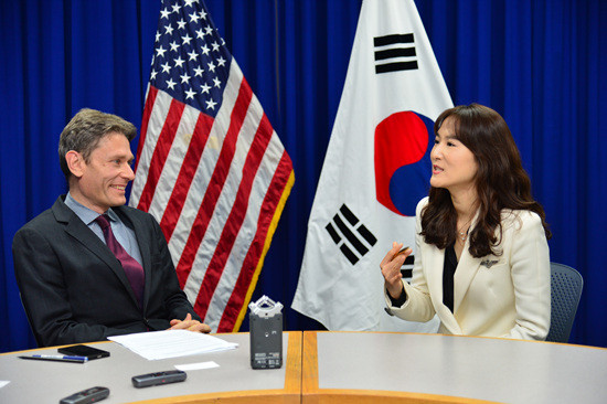 ▲ 27일과 28일 양일간 한국을 방문한 톰 말리노스키 미 국무부 차관보가 민간대북방송인 자유조선방송에 출연했다. 인터뷰는 자유조선방송 방송자문위원인 허은정 전 KBS 아나운서가 진행했다. 인터뷰는 28일 밤 자유조선방송과 북한개혁방송, 열린북한방송 등 민간 대북방송을 통해 북한 주민에게 송출됐다.  ⓒ 자유조선방송 제공