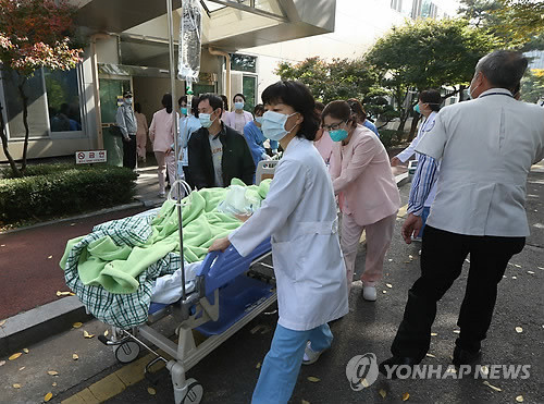 ▲ 서울 송파구 경찰병원에서 질산이 유출돼 환자 100여 명이 대피하는 소동이 일어났다.  29일 경찰에 따르면 이날 오전 9시 40분께, 서울 송파구 가락본동에 있는 서울 경찰병원 2층 임상병리실에서 질산 7ℓ가 유출됐다.  경찰과 소방당국은 즉각 현장을 통제하고 제독작업에 나섰다.ⓒ 사진 연합뉴스