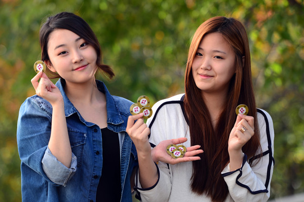 ▲ 대구보건대 학생이 옛날 돈인 엽전을 들어보이고 있다. 엽전은 축제기간 동안 현금처럼 사용할 수 있다.ⓒ보건대 제공
