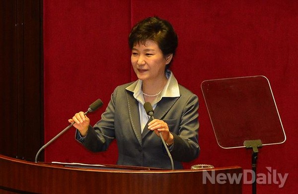 ▲ 박근혜 대통령이 29일 국회 예산안 시정연설에 앞두고 마이크를 조정하고 있다. ⓒ 뉴데일리 이종현 기자