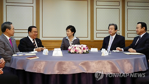 ▲ 국회 시정연설을 마친 박근혜 대통령이 29일 오전 국회 귀빈식당에서 여야 지도부를 만나 환담하고 있다. 왼쪽 부터 새정치민주연합 우윤근 원내대표, 문희상 비상대책위원장, 박 대통령, 새누리당 김무성 대표, 이완구 원내대표.ⓒ연합뉴스