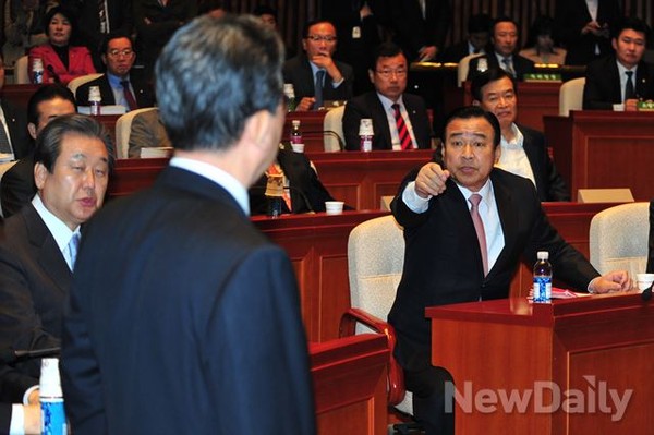 ▲ 28일 공무원연금 개혁안을 논의하기 위한 새누리당 의원총회에서 김무성 대표최고위원이 발언을 마친 뒤, 이완구 원내대표가 이한구 공무원연금 제도개혁 TF 위원장의 설명을 요청하고 있다. ⓒ뉴데일리 이종현 기자
