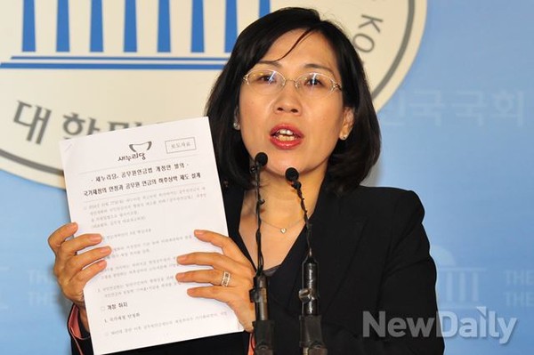 ▲ 27일 국회 기자회견장에서 7개월간의 준비 끝에 완성된 새누리당의 공무원연금 개혁안을 발표하고 있는 김현숙 공무원연금 제도개혁 TF 간사. ⓒ뉴데일리 이종현 기자