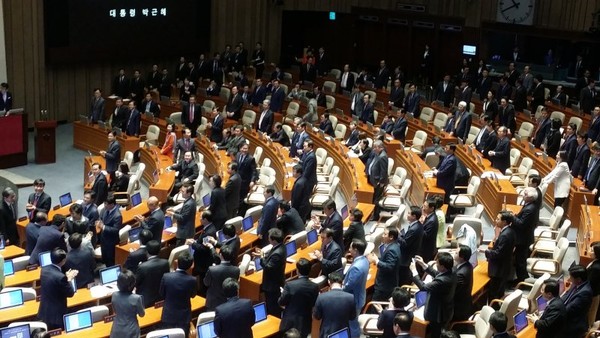 ▲ 박근혜 대통령이 29일 국회에서 새해 예산안 시정연설을 마친 뒤 퇴장하고 있다. 여야 의원 대부분이 기립해 박 대통령의 퇴장을 지켜보고 있다. ⓒ뉴데일리 김현중 기자