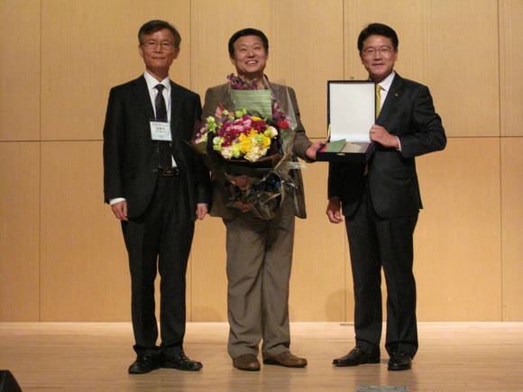 ▲ (좌측부터)사단법인 한국식품영양과학회 김현구 회장, 제주대학교 전유진 교수, (주)오뚜기 정병상 연구소장 ⓒ오뚜기