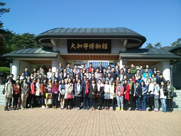 ▲ 고령군이 지난 27일 중국청년리더 방문단 110명을 대상으로 대가야문화체험, 관광지 관람 등 팸투어 행사를 실시했다.ⓒ고령군 제공