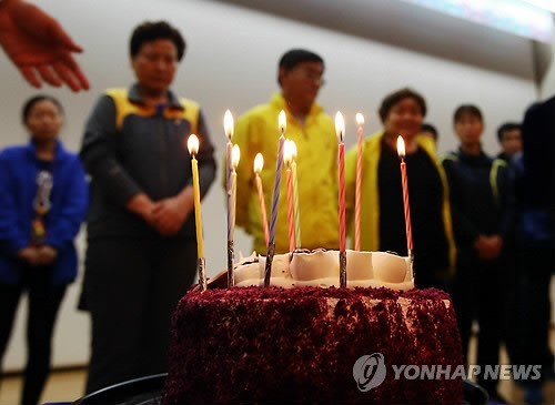 ▲ 29일 오후 전남 진도군 범정부사고대책본부에서 세월호 실종자 황지현의 부모가 자녀의 생일을 맞아 생일케이크에 초를 켜고 축하하고 있다. 2014.10.29 ⓒ 연합뉴스 무단전재 및 재배포금지