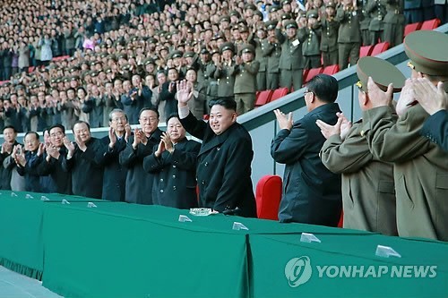 ▲ 北 김정은 오른쪽 바로 옆에 선 최룡해. 북한 김정은 국방위원회 제1위원장이 리모델링 공사를 마친 평양 '5월1일 경기장'에서 여자 축구경기를 관람했다고 조선중앙통신이 29일 보도했다. 2014.10.29 ⓒ 연합뉴스 무단전재 및 재배포금지