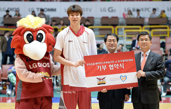 ▲ 김종규 선수와 한국혈액암협회 장태평 회장(가운데), 창원 LG 세이커스 김완태 단장(오른쪽).ⓒ창원 LG 세이커스