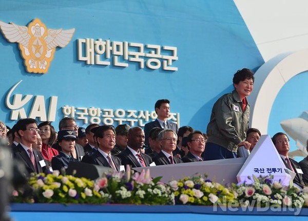 ▲ 박근혜 대통령이 30일 강원도 원주에서 열린 FA-50 전력화행사에 참석해 비상출동명령 버튼을 누르고 있다.  ⓒ 뉴데일리 정상윤 기자