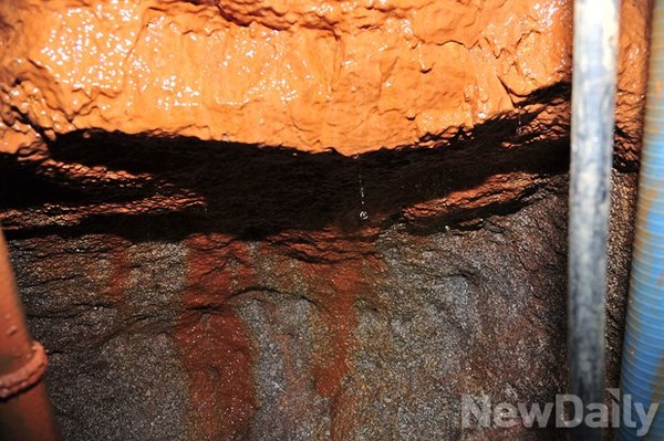 ▲ 북측이 콘크리트와 암석 등으로 급하게 메꾼 흔적이라고 기자회견측이 주장하는 곳.ⓒ뉴데일리 정재훈 사진기자