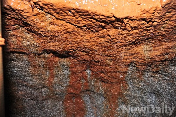 ▲ 북측이 콘크리트와 암석 등으로 급하게 메꾼 흔적이라고 기자회견측이 주장하는 곳.ⓒ뉴데일리 정재훈 사진기자