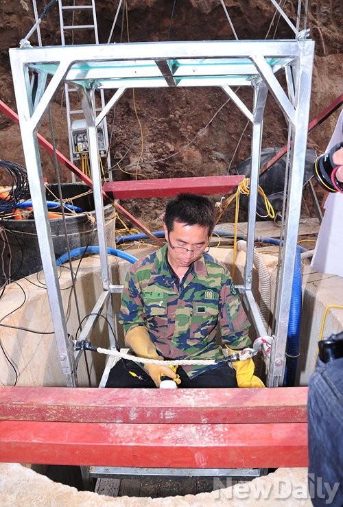 ▲ 본지 정재훈 기자가 '남침땅굴' 현장으로 타고 내려간 간이 엘리베이터. 지하 22m까지 연결돼 있다. 사진 속 인물은 남굴사 대표 김진철 목사. ⓒ뉴데일리 정재훈 기자