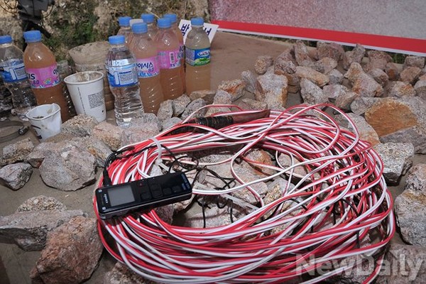 ▲ 남굴사와 남침땅굴대책위가 제시한 남침땅굴의 증거. 앞쪽에 보이는 '청음기'로 '땅굴' 속에서 들리는 북한방송을 녹음했다고 한다. ⓒ뉴데일리 정재훈 기자