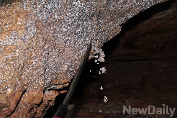 ▲ 남굴사와 남침땅굴대책위는 이렇게 긁으면 떨어지는 것이 북한군의 '역대책' 증거라고 주장했다. ⓒ뉴데일리 정재훈 기자