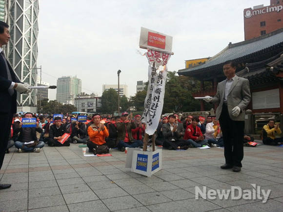 ▲ 이동통신유통협회는 단통법 폐지를 요구하는 시위를 진행했다.ⓒ심지혜 기자