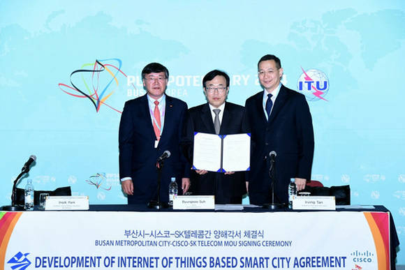 ▲ SK텔레콤 박인식 사업총괄(사진 왼쪽)과 서병수 부산광역시장(가운데), 시스코 어빙 탄 아태총괄사장은 사물인터넷 기반 스마트 시티 구축을 위한 협약을 체결했다.ⓒSK텔레콤