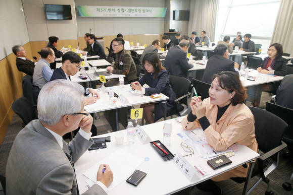 ▲ 멘토링 대상기업으로 선정된 벤처·창업기업 대표들이 자문위원들로부터 경영자문상담을 받고 있다. ⓒ전경련 중소기업협력센터