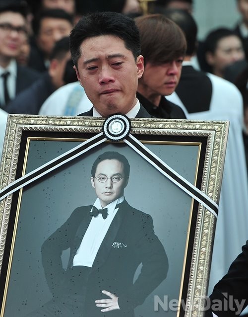 ▲ 31일 서울아산병원 장례식장에서 고 신해철의 발인식이 엄수됐다. 고인의 영정 뒤로 가수 윤도현의 모습이 보인다.  ⓒ뉴데일리 정재훈 기자