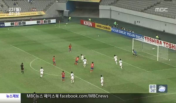 ▲ 2013년 7월 22일 서울 상암동 월드컵경기장에서 열린 동아시안컵 남북여자축구경기. 김 씨는 이때 50대 남성에게 탈북자 동향을 담은 USB를 전달했다고 한다. ⓒMBC 당시 경기중계 화면캡쳐