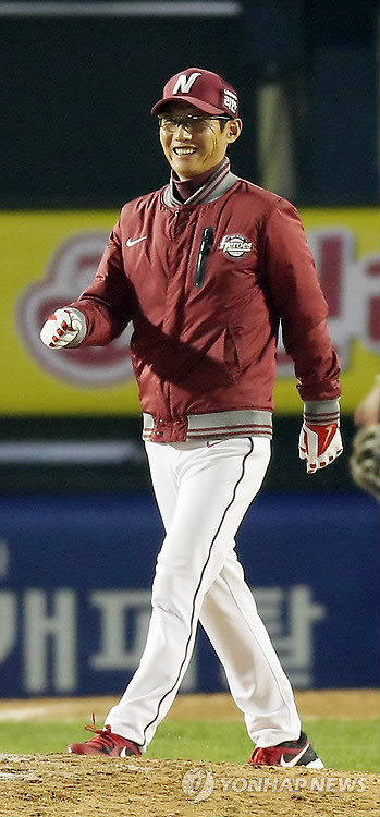 ▲ 30일 경기에서 웃으며 마운드로 오르고있는 넥센 염경엽감독ⓒ연합뉴스
