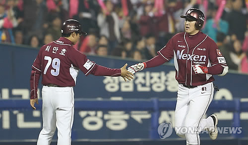 ▲ 8회초 넥센 유한준이 승부를 가져오는 좌월 솔로홈런을 날리고 베이스를 돌고 있다. ⓒ연합뉴스