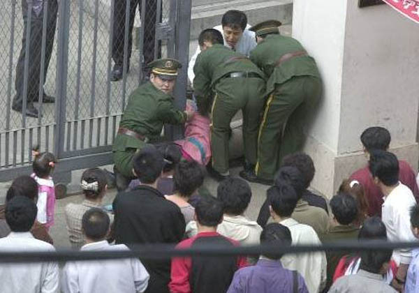 중국 내 외국대사관으로 들어가려다 중국 공안에게 제지당하는 탈북자들. 이들 대부분은 강제북송 당한다. ⓒ뉴데일리 DB